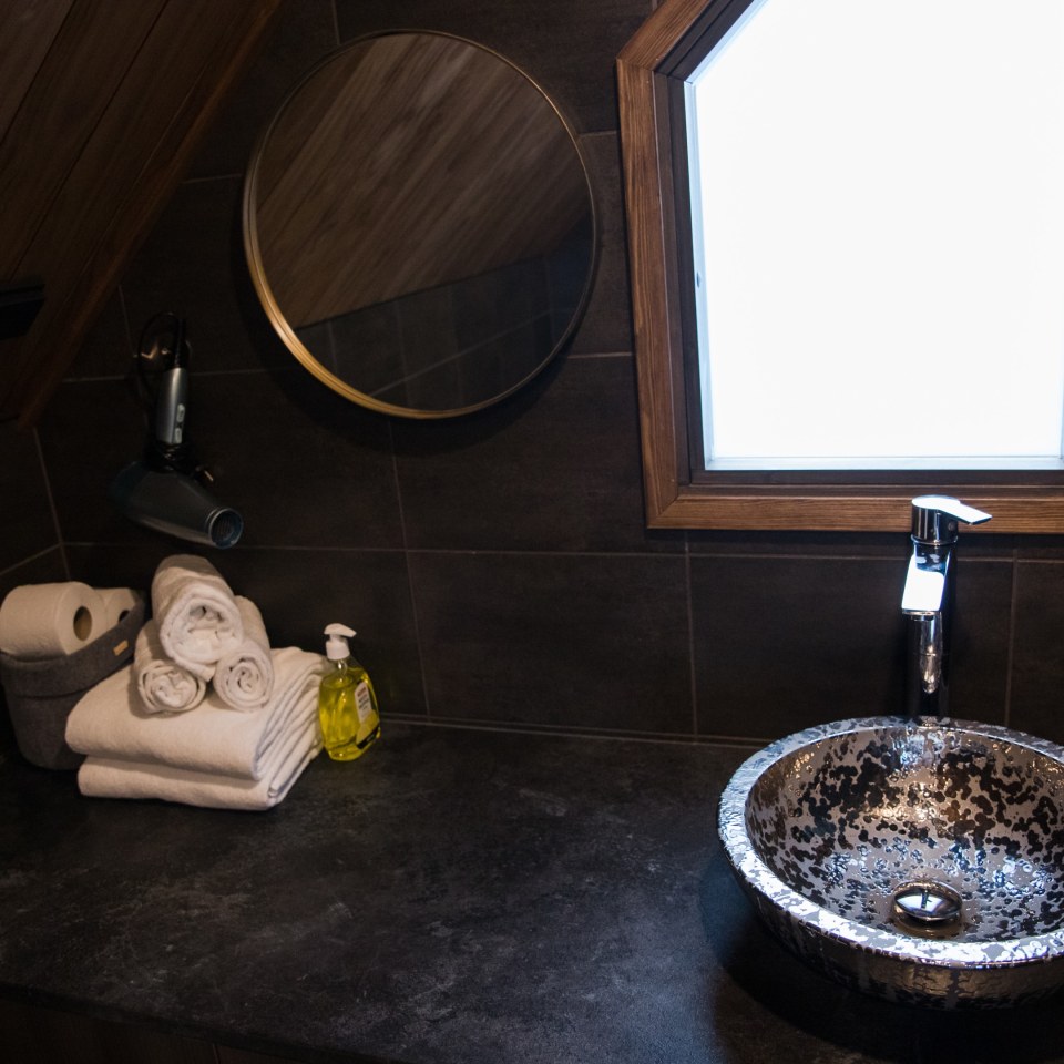 Holiday Village Aurora Cabin Badezimmer